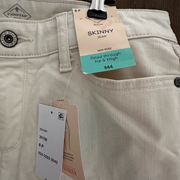 St. John’s Bay Women’s Skinny Jeans 6 Petite NWT Color: Off White - Picture 3 of 4